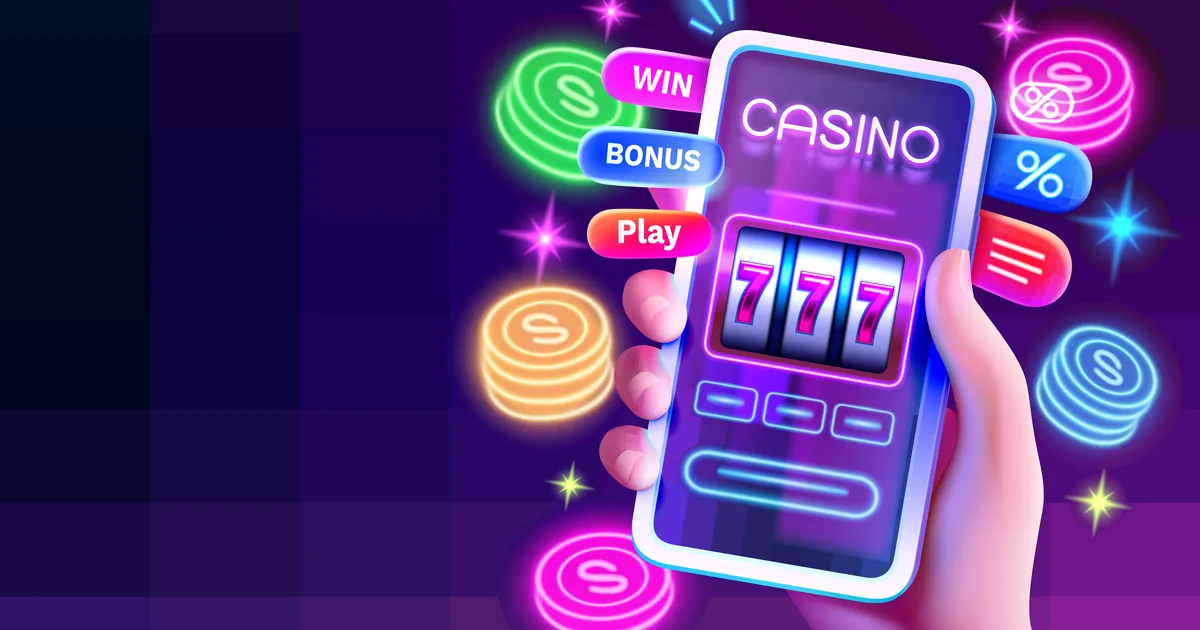 Person hält ein Smartphone, auf dem ein Casinospiel geöffnet ist